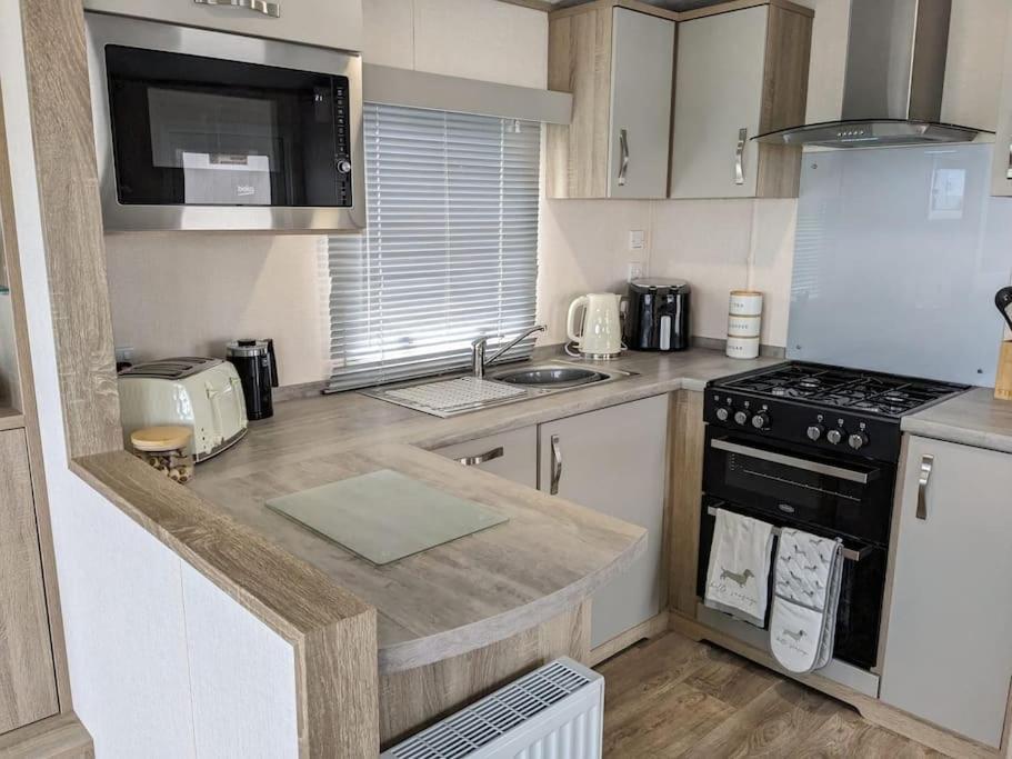 Beautiful Pet Friendly Southerness Caravan With Sea View & Decking Area Mainsriddle Eksteriør bilde