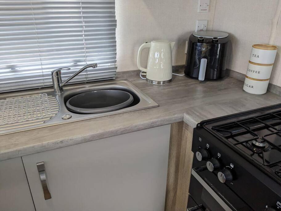 Beautiful Pet Friendly Southerness Caravan With Sea View & Decking Area Mainsriddle Eksteriør bilde