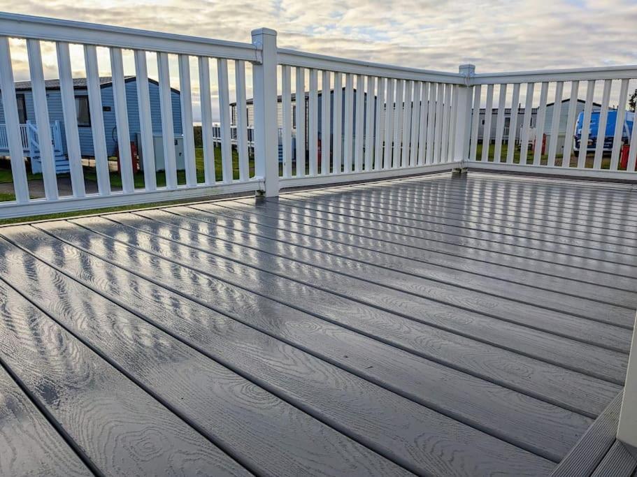 Beautiful Pet Friendly Southerness Caravan With Sea View & Decking Area Mainsriddle Eksteriør bilde